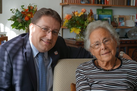 Frau Herren durfte am 24. Oktober Ihren 90. Geburtstag feiern. Zu diesem Anlass überreichte der Gemeindepräsident persönlich die Glückwünsche. Herzliche Gratulation! 