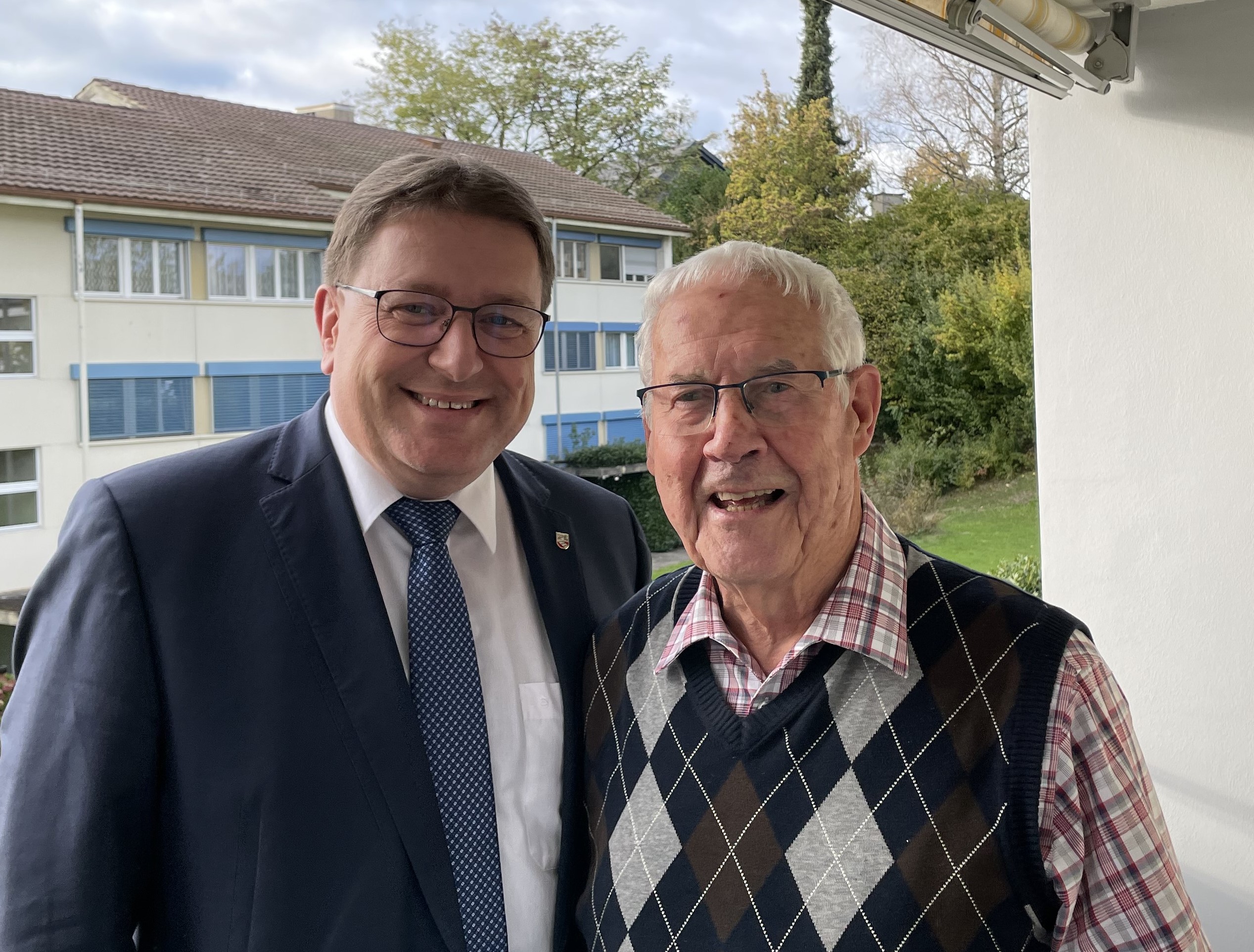 Am Freitag 3. November 2023, durfte Hans Hefti seinen 90. Geburtstag feiern.
Die Gemeindebehörden gratulieren herzlichst dazu!