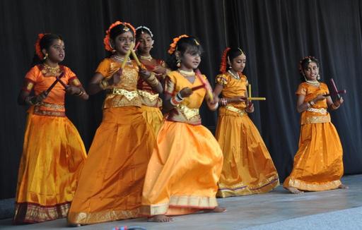 In Zollikofen leben viele Migranten aus aller Welt - auch wenn das manche nicht gerne hören: Für das Kulturschaffen vor Ort und die Kulturspur 2011 ist das eindeutig eine Bereicherung! Im Bild: Eine tamilische Kindertanzgruppe.