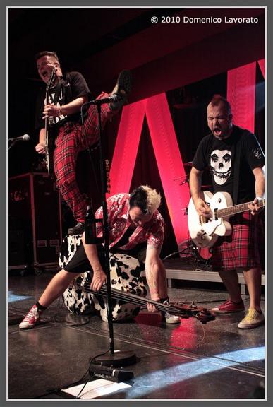 Der Höhepunkt am der Rock- und Popnacht ist die Kultband QL, die mit ihrer neuen CD „Humba Tätärä“ bei uns halt machen. Songs wie „Louenesee“, „Alperose“ und so weiter klingen, als würden sie von Sum 41, Green Day, Offspring oder Blink 182 gespielt.
Link: http://www.funpunk.ch