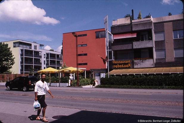 1980 wich der alte Rebstock einem modernen Gebäude mit Restaurant und einer Bankfiliale. Einzig der Name Rebstock blieb! Die Baudirektion des Kantons Bern genehmigte im Februar 1975 Sonderbauvorschriften für das neue Gebäude. Ende Mai 1978 wurde mit dem Abbruch des alten Restaurants Rebstock sowie des daran anstossenden Spezereiladens und hierauf mit dem Naubau begonnen. Es verschwanden somit die letzten an der Bernstrasse gelegenen Zeugen des alten Dorfkerns von Unterzollikofen!