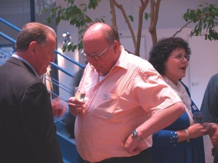 Marcel Bieri, Cartonnagen, im Gespräch mit dem Gemeindepräsidenten und Gattin Theres Bieri, Mössinger AG