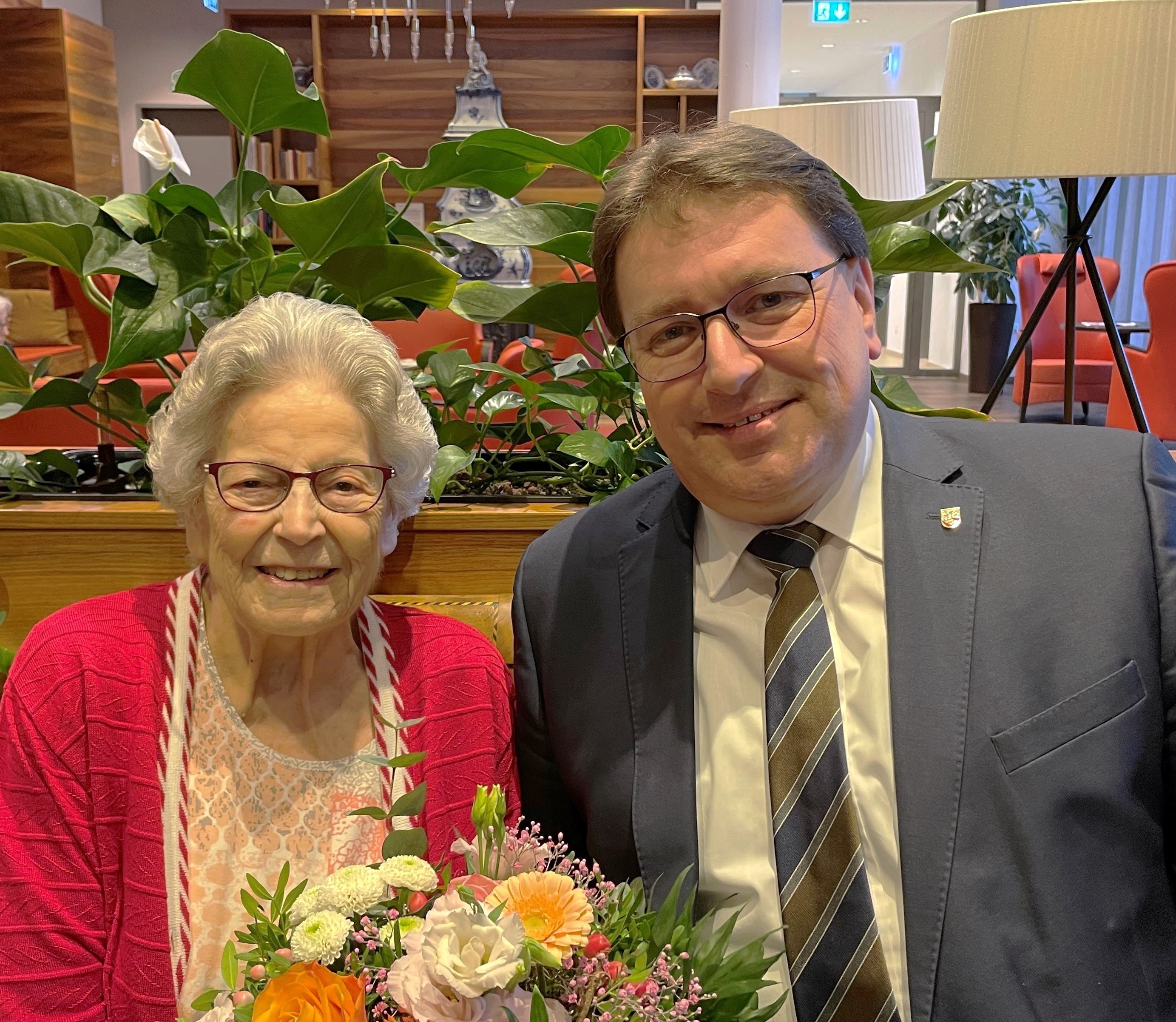 Am Heiligabend 24. Dezember 2023, durfte Frau Liselotte Jordi ihren 90. Geburtstag feiern.
Die Gemeindebehörden gratulieren ganz herzlich dazu.