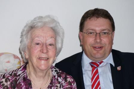 An einem schönen Maitag durfte Frau Nyfeler Ruth Ihren 90. Geburtstag feiern. Der Gemeinderat gratuliert dazu!