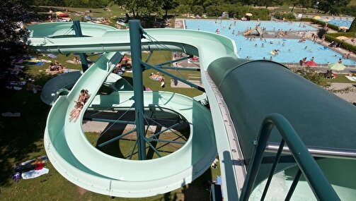 Rutschbahn und Schwimmbecken