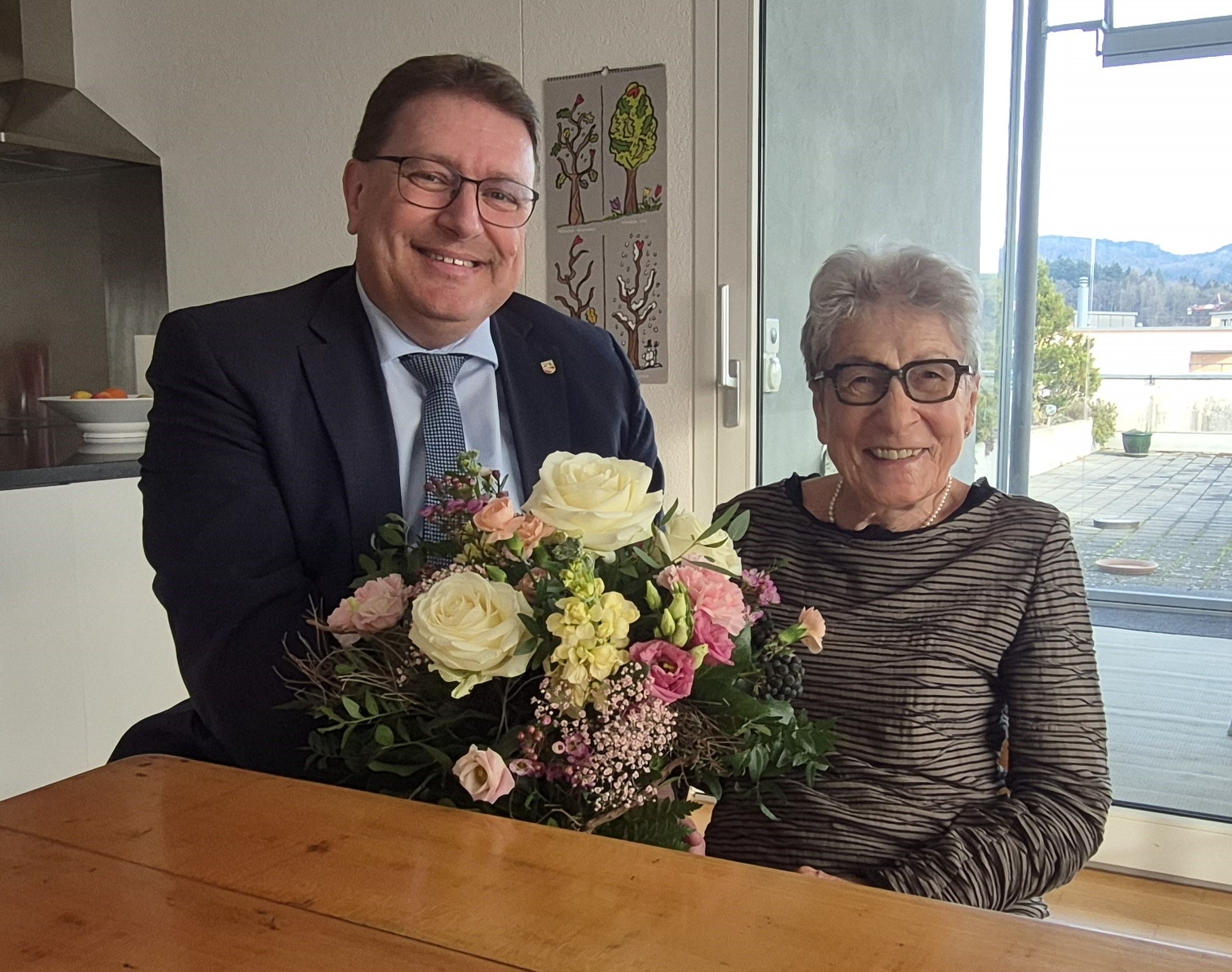 Bei bester Gesundheit, durfte Frau Beatrice Walter die Glückwünsche vom Gemeinderat entgegen nehmen. Herzliche Gratulation zum hohen Geburtstag!