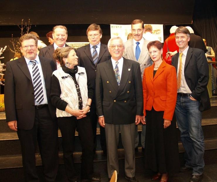 Der Gemeinderat v.l.n.r.: M. Cotting; Stefan Funk, Gemeindepräsident; L. Huber; K. Jörg; J. Crettenand; U. Vock; S.Huber-Spari; A. von Graffenried (ganz rechts)