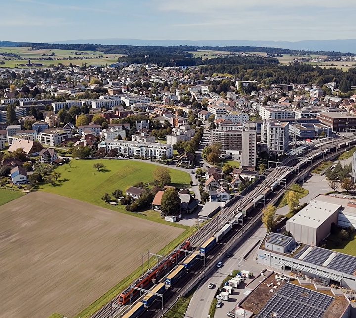 Zollikofen Dorfzentrum mit Bahnlinie