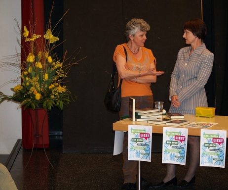 Das Zollikofner Kulturprojekt 2009, "Zollikofen liest ein Buch", war auch an diesem Anlass präsent. Am Stand wurde das von möglichst allen Zolliköflerinnen und Zolliköflern zu lesende Buch "Giftnapf" vergünstigt zum Kauf angeboten - mit Erfolg.