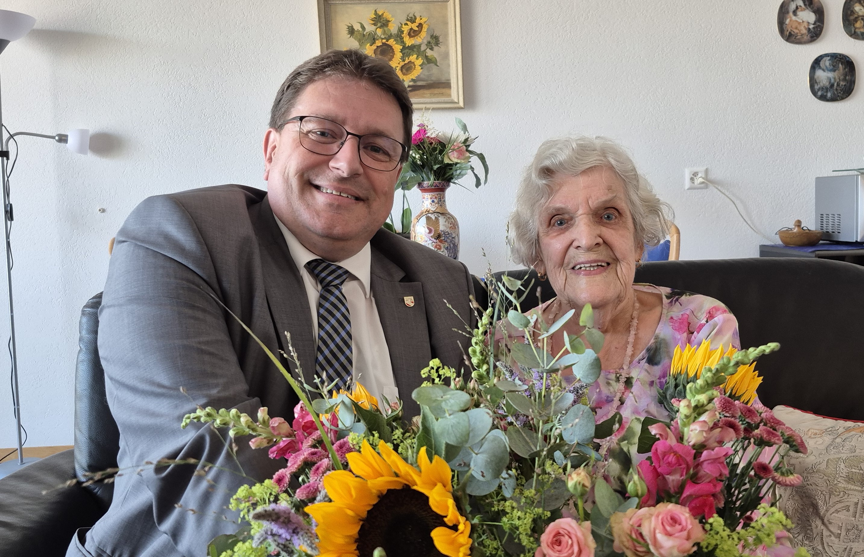 An einem strahlenden Sommertag feierte Frau Adelheid Pfister Ihren 95. Geburtstag.
Der Gemeinderat überbrachte persönlich die Glückwünsche. Herzliche Gratulation!