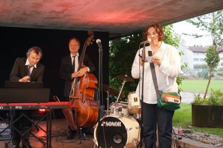 Christine Arnold, Gemeindeschreiber-Stv. und Sekretärin der Kulturkommission kündet die erste Band an.