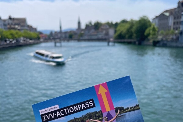 Bild des ZVV-Actionpasses mit Limmat und Stadt Zürich im Hintergrund