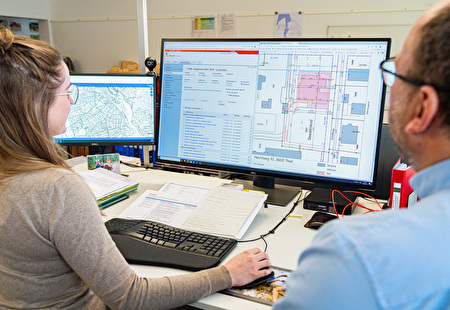 Leute schauen auf Bildschirm.