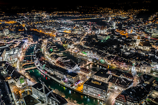 Thun beleuchtet bei Nacht