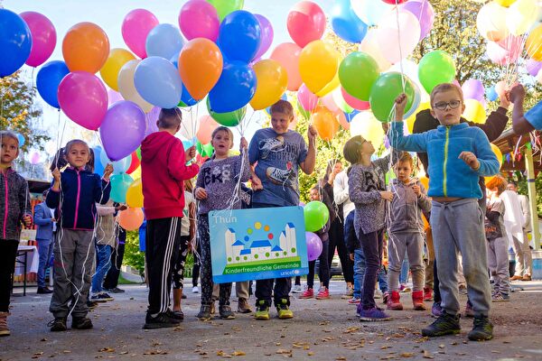 Kinder mit Ballonen