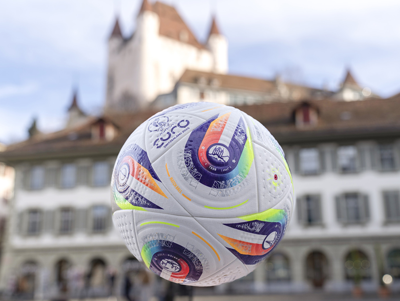 Ball vor Schloss Thun