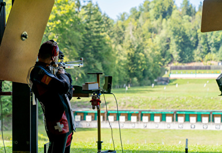 Mann am Schiessen.