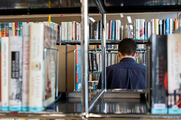 Büchergestell.