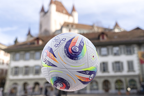 Ball vor Schloss Thun