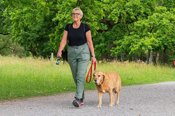 Frau mit Hund.