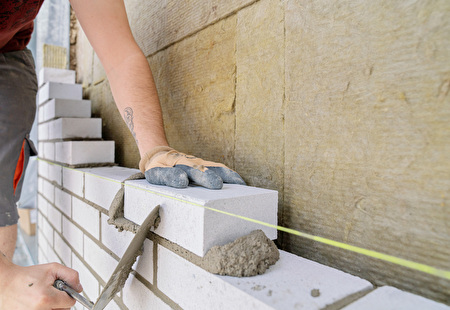 Maurer und Ziegelstein.