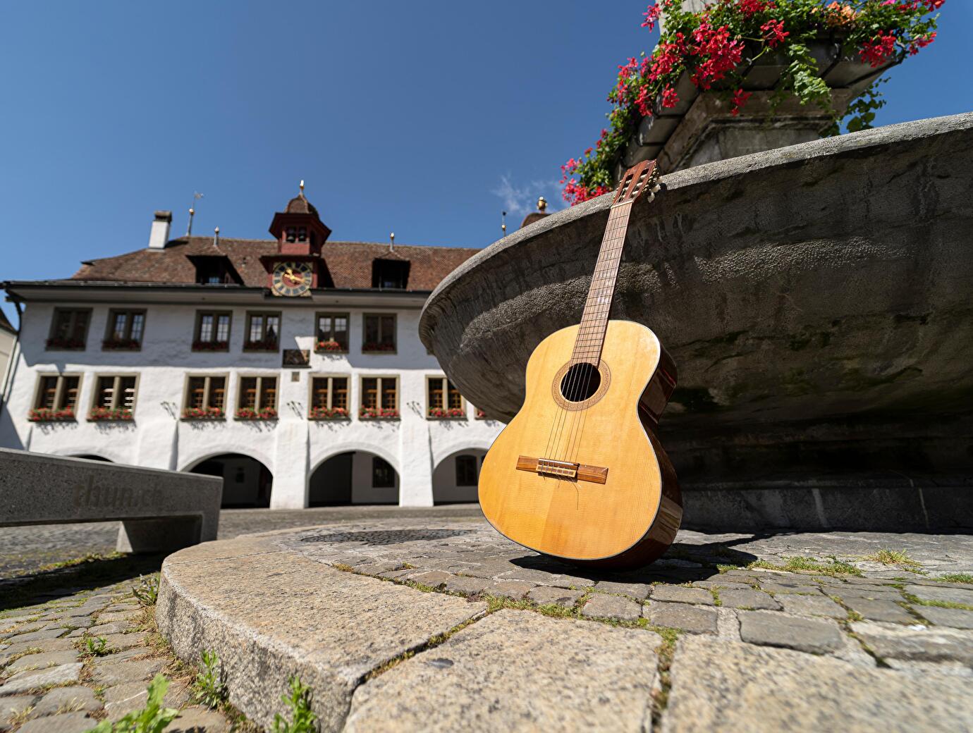 Gitarre auf Rathausplatz