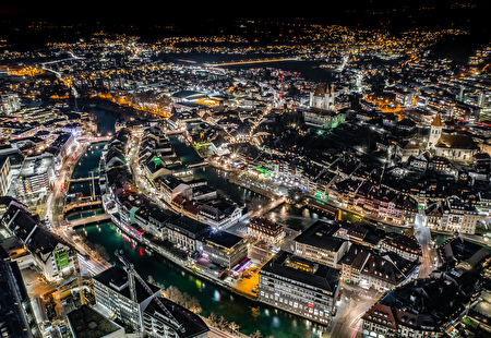 Thun beleuchtet bei Nacht