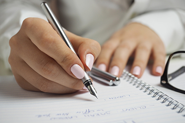 Hand mit Stift.