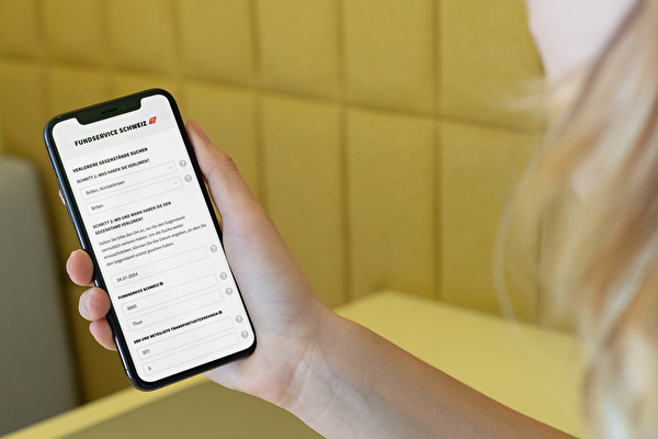 Frau schaut auf Smartphone