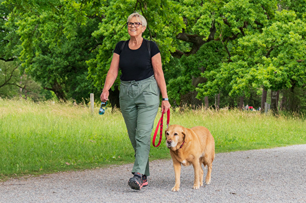 Frau mit Hund.