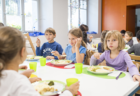 Kinder in der Tagesschule am Essen