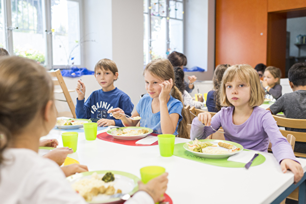 Kinder in der Tagesschule am Essen