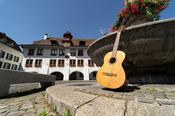 Gitarre auf Rathausplatz.