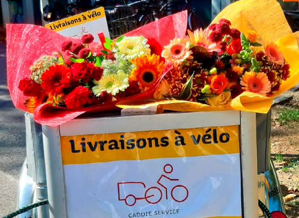Image de vélo transportant des courses