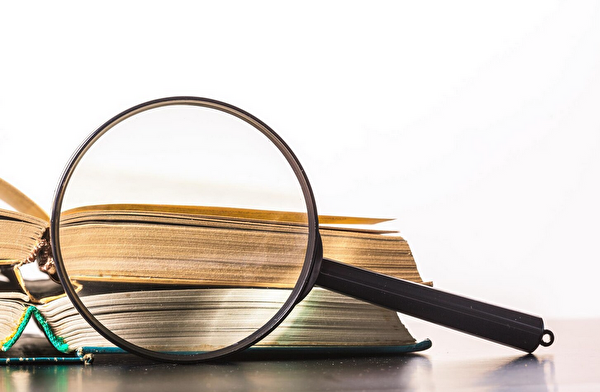 image d'une loupe et d'un livre