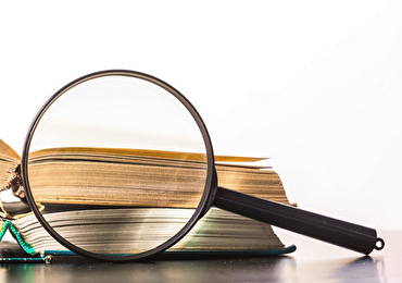 image d'une loupe et d'un livre