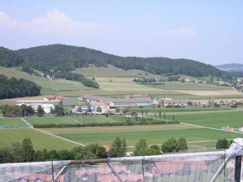 Blick in Richtung Schneitberg mit dem Sportplatz im Vordergrund.
