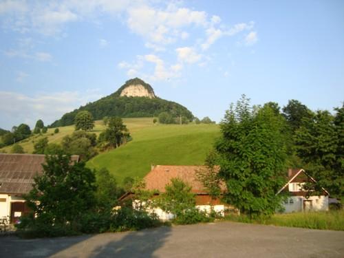 Blick auf den Fluhberg wie er sich vom Gemeindehaus aus präsentiert.