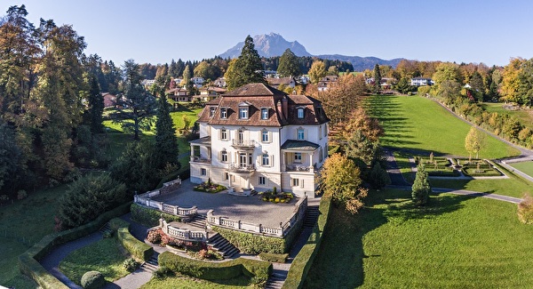 Die Villa Krämerstein, Panoramafoto in Richtung Pilatus.