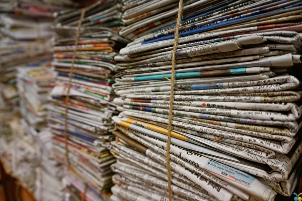 Papierbündel stehen für die Papiersasmmlung parat.