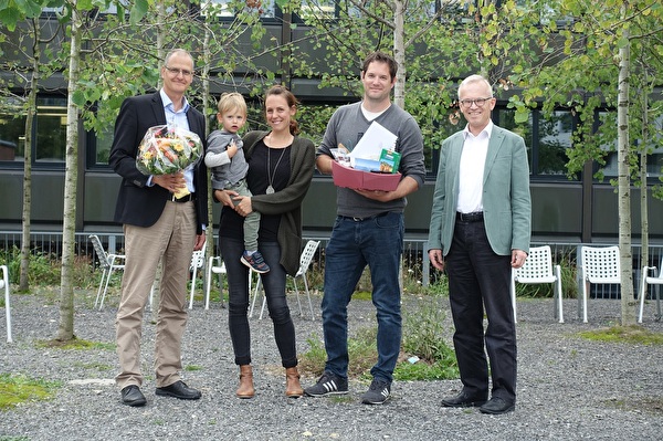 Gemeinderat Hans-Ruedi Jung (links) und Gemeinderschreiber Beat Gähwiler (rechts) empfingen Florine Kudelski mit Lian und Stephan Vogler.