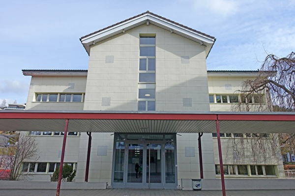 Der Trakt 1 des Schulhauses Hofmatt in Horw.