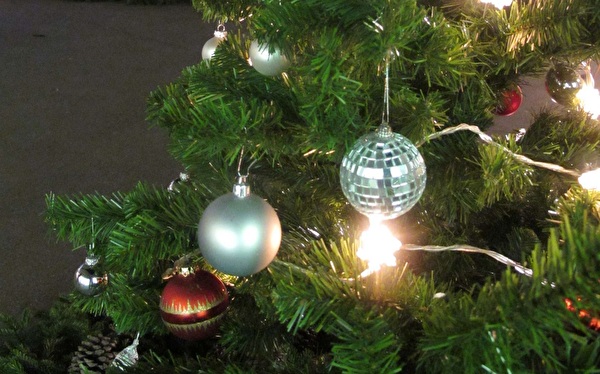 Weihnachtsbaum mit Christzbaumkugeln