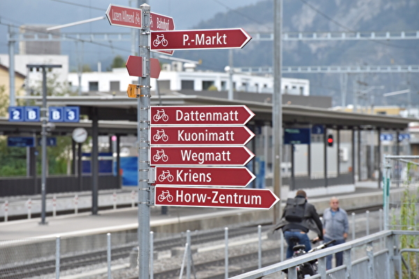 Wegweister des Horwer Vellonetzes beim Bahnhof 