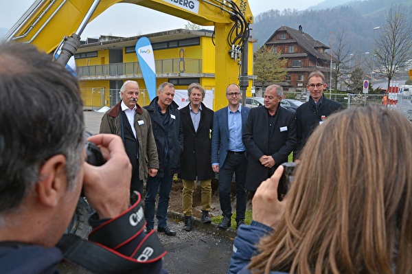Ihnen gehört die mediale Aufmerksamkeit am Spatenstich (von links): Bernhard Etienne (Seenergy Luzern AG), Bruno Amberg (Seenergy Luzern AG), Cyrill Wiget (Krienser Stadtpräsident), Stephan Marty (Vorsitzender Geschäftsleitung EWL), Andreas Amberg (Seenergy Luzern AG) und Thomas Zemp (Horwer Bauvorsteher).