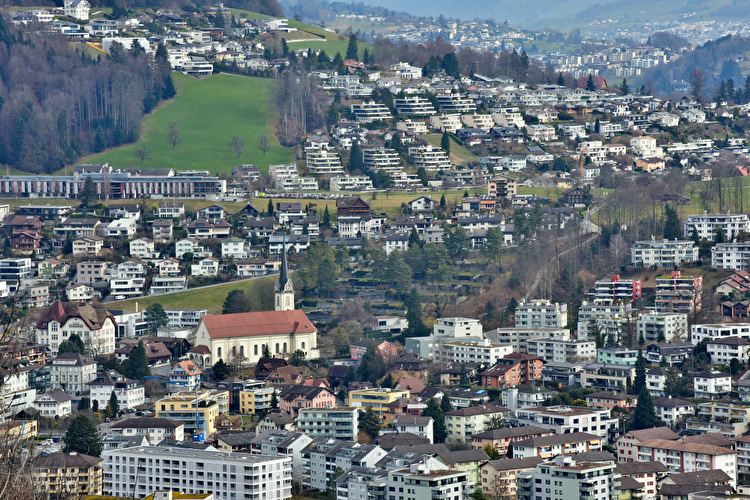 Das Zentrum von Horw mit katholischer Kirche.