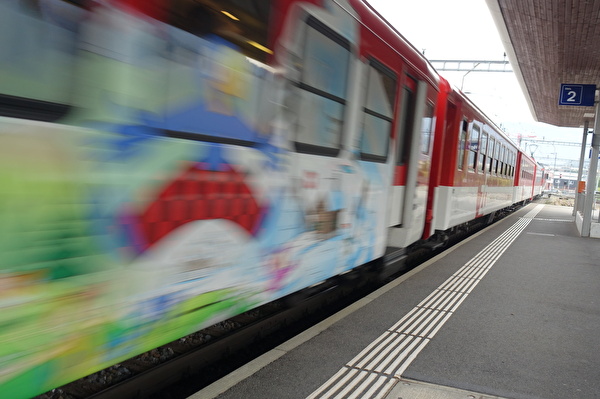 Der Globiwagen der Zentralbahn fährt am Bahnhof Horw vorbei.