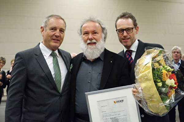 Wolfgang Sieber (Mitte), zusammen mit dem Horwer Gemeindepräsidenten Ruedi Burkard (links) und Peter Bucher, Präsident der Kunst- und Kulturkommission.