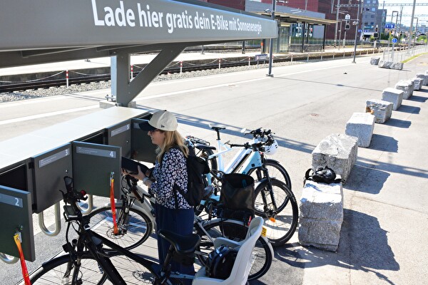 Solarstrom-Ladestation für E-Bikes am Bahnhof Horw