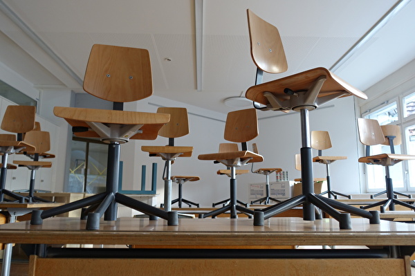 Ein leeres Horwer Schulzimmer im Schulhaus Spitz.